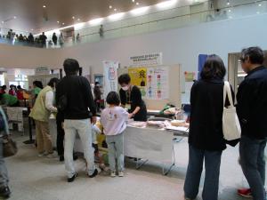 フェスタ1階　来場者の様子2