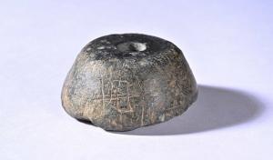 車の文字が刻まれた紡錘車の画像