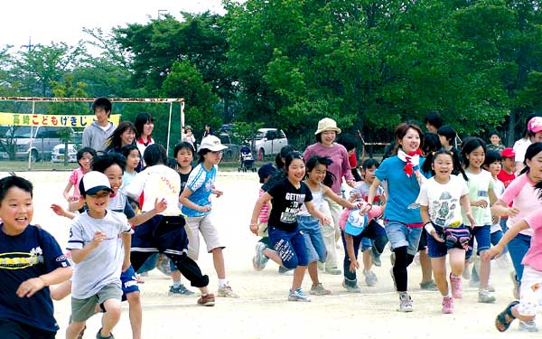 子どもまつりの集団あそび、若さ大爆発！の画像