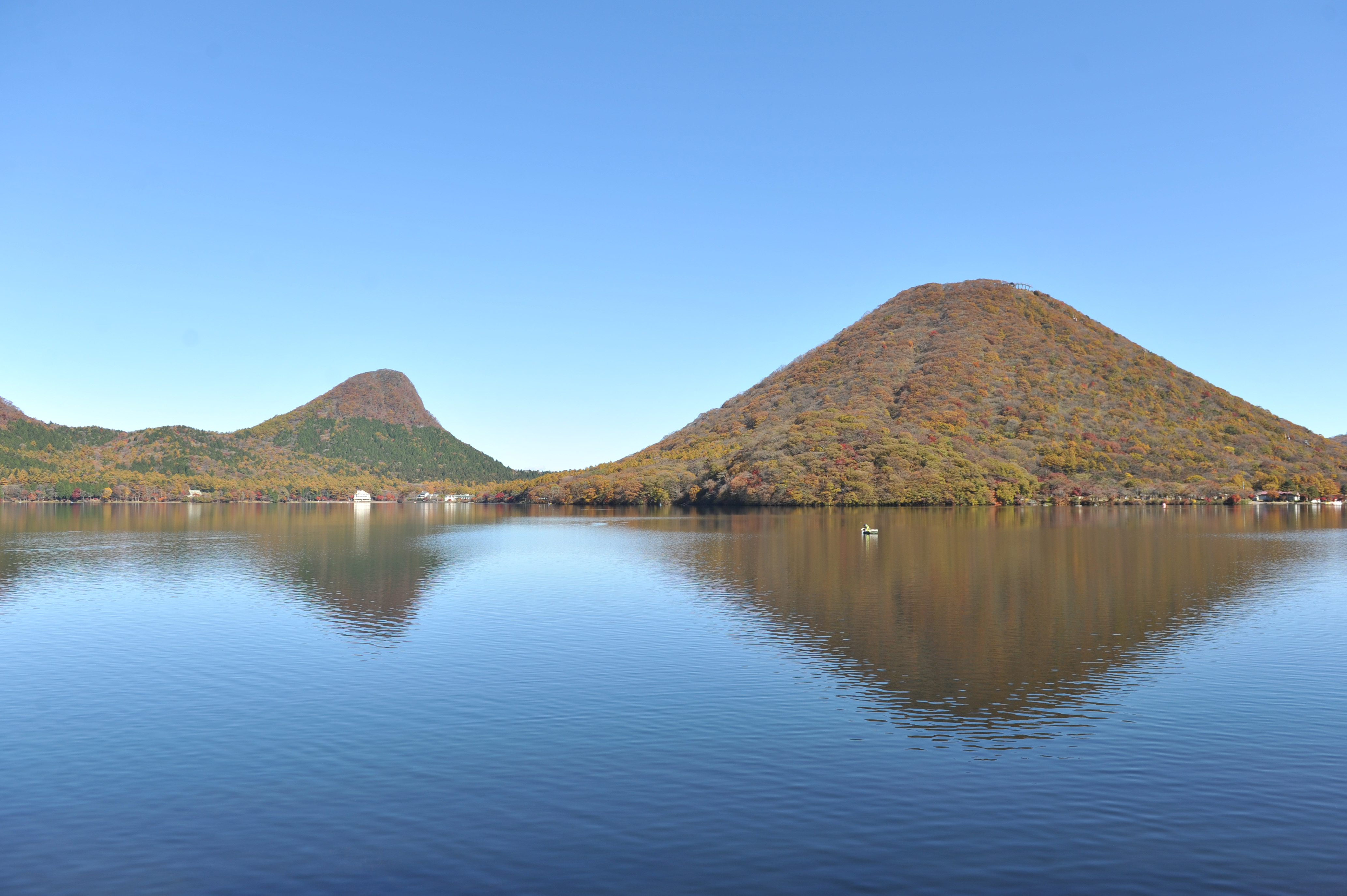 榛名湖と榛名山の写真