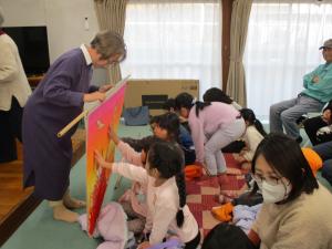 布紙芝居尾に触れる①