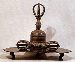 仏具である五鈷鈴と五鈷杵、金剛盤の画像