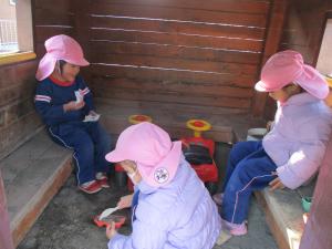 どんぐりハウスの中でままごと