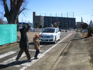 陰から飛び出る