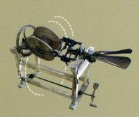 展示資料のひとつ、明治時代に普及した縄ない機、別名足踏み式製縄機