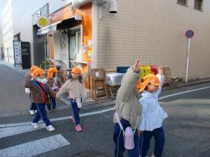 手を挙げて横断