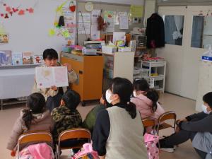 年少読み聞かせ