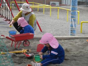 砂場で遊ぶ
