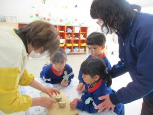 じゃがいもを切る