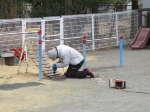 遊具の修理