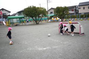 ３
