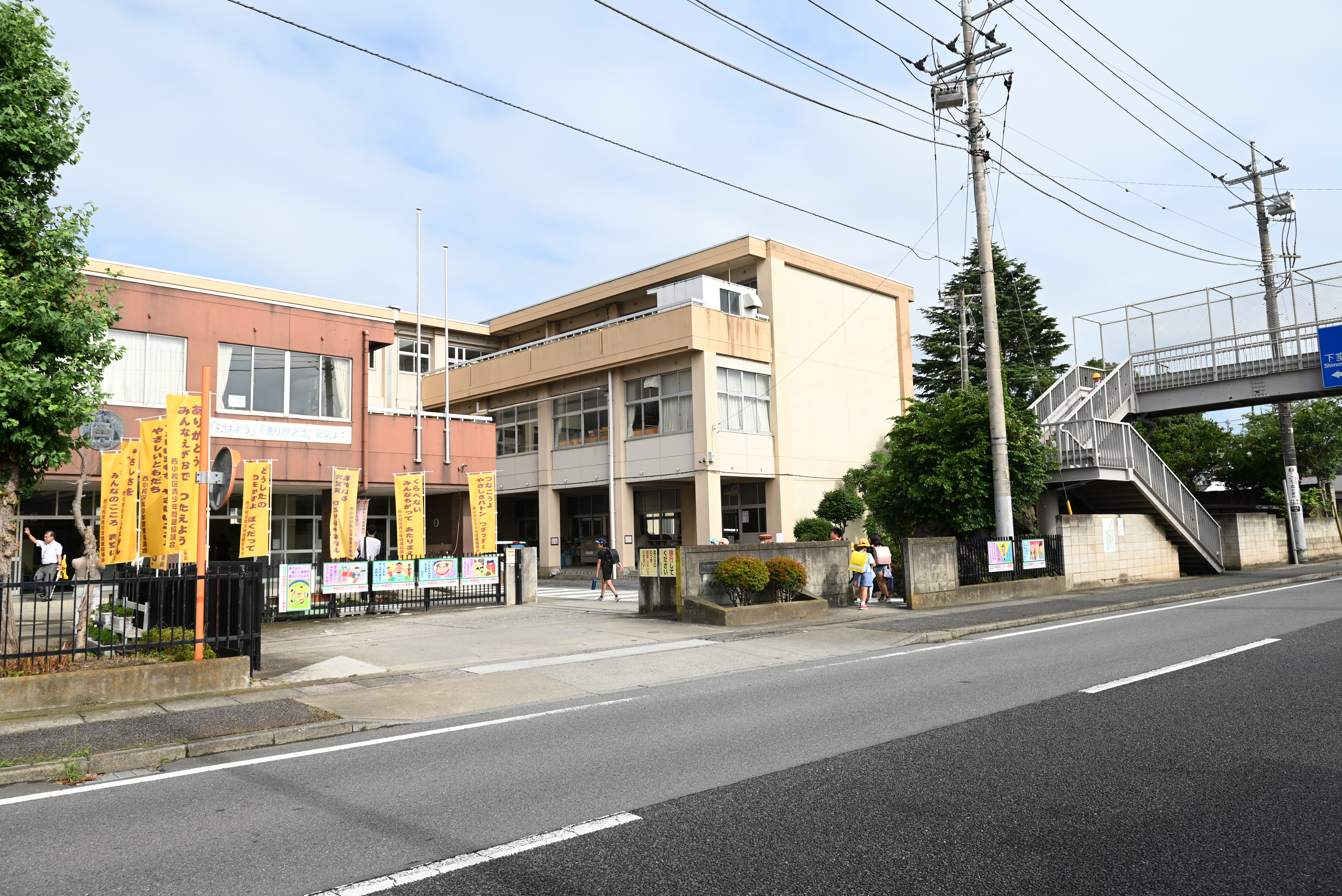 登校する小学生の写真