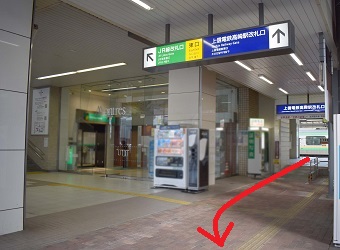 上信電鉄改札口からのアクセス1
