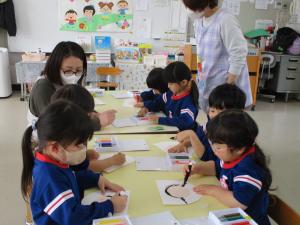こいのぼりの製作　顔を描く