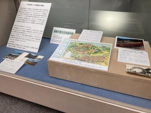 展示ケースの様子、新日本高崎子ども博覧会やフェアリーランドの資料を展示