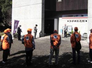 多胡碑記念館開館30周年記念美化活動久保初代館長のお話風景