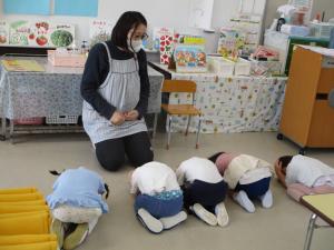 ダンゴムシポーズ