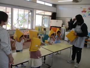 防災頭巾のかぶり方