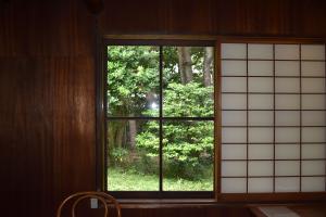 居間から北庭を望む