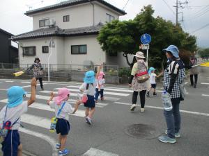 手を挙げて