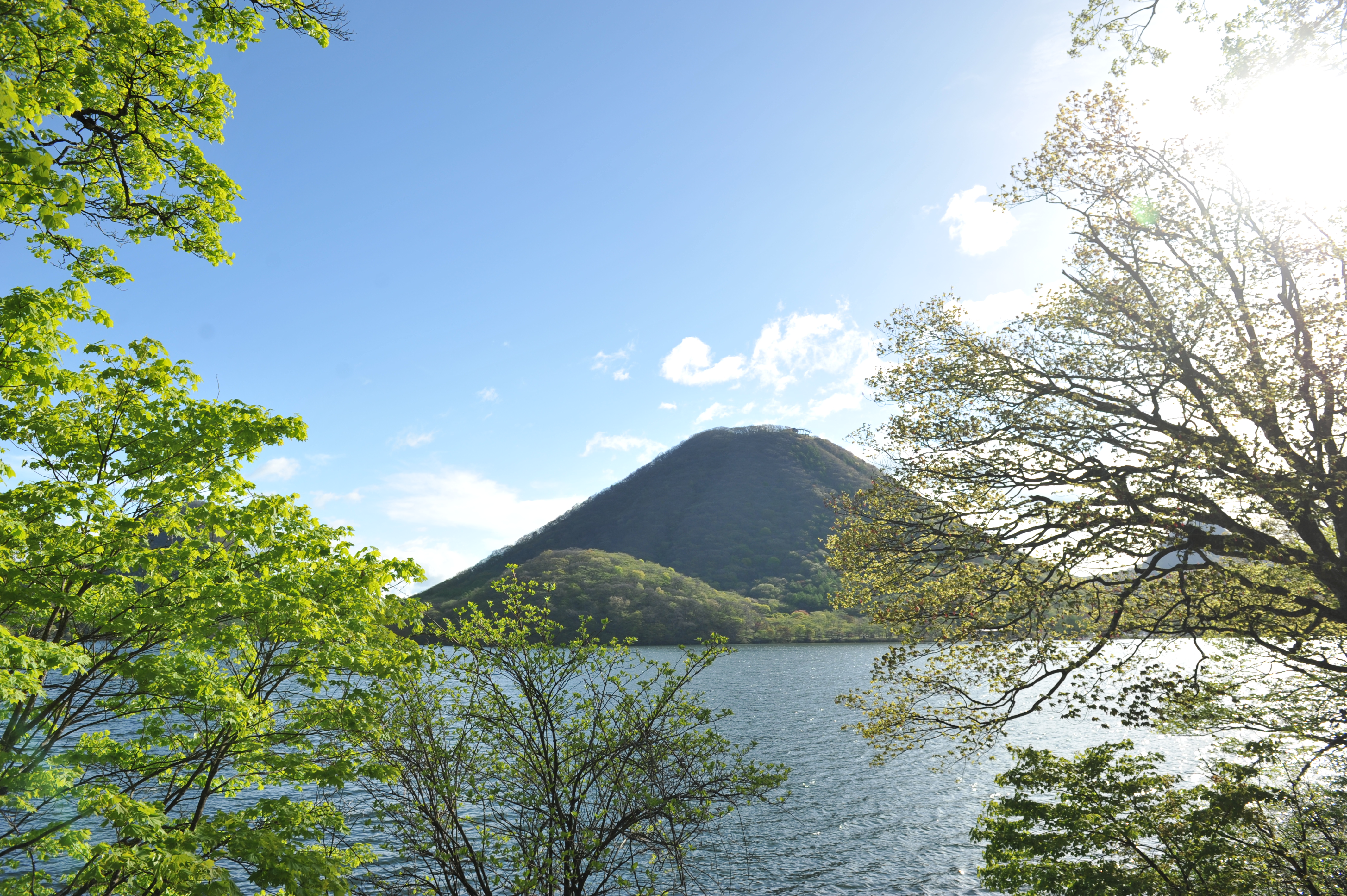 榛名湖と榛名山の写真