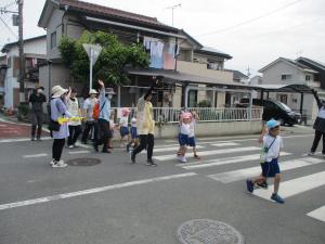 横断歩道を渡る