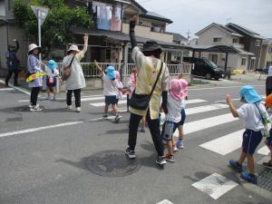 手を挙げて横断