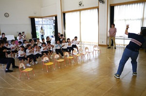 ７