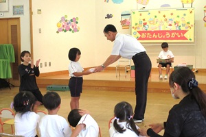 ９