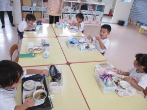 年少給食