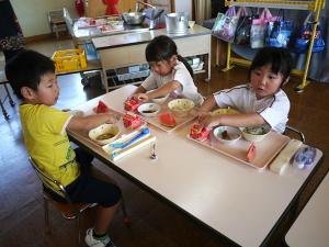 たのしい給食の様子３