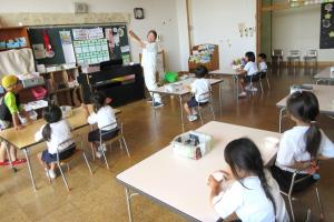 枝豆の鞘剥きの様子1
