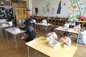 枝豆の鞘剥きの様子２