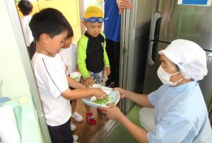 枝豆の鞘剥きの様子９