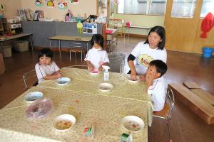 室内で遊びの様子１