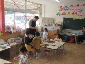 ウォーレン先生とすみれ組の子どもたちの様子1