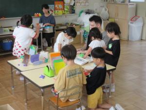 ウォーレン先生とすみれ組の子どもたちの様子2