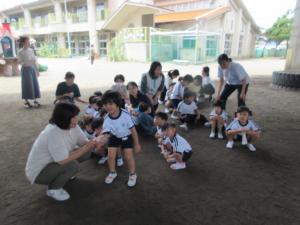 全体避難訓練の話を聞く様子