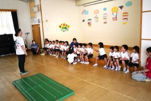室内で楽しく遊ぶ子どもたち０