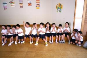 室内で楽しく遊ぶ子どもたち１