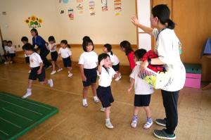 室内で楽しく遊ぶ子どもたち３