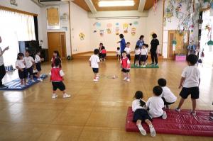 室内で楽しく遊ぶ子どもたち４