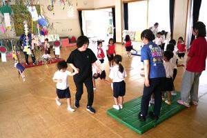 室内で楽しく遊ぶ子どもたち５
