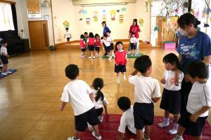 室内で楽しく遊ぶ子どもたち６７