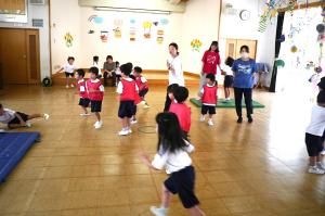室内で楽しく遊ぶ子どもたち７