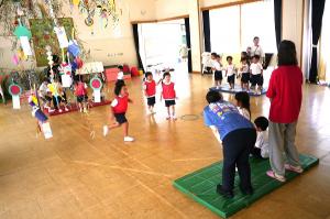 室内で楽しく遊ぶ子どもたち８