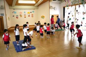 室内で楽しく遊ぶ子どもたち９