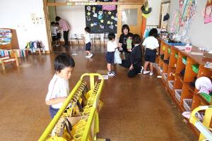 掃除に励む年長の子どもたち１１