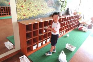 掃除に励む年長の子どもたち１２