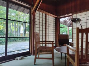 居間から南西の庭を望む
